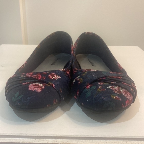 EUC American Eagle Floral Flats - Picture 6 of 6